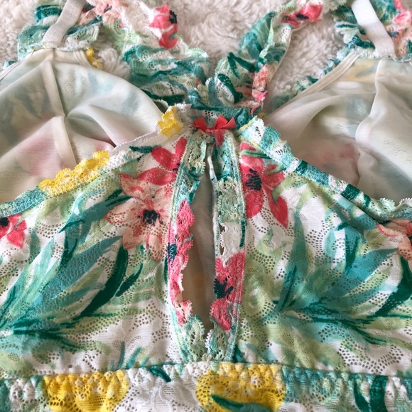 Tropical Allover Lace Bralette - Picture 3 of 4